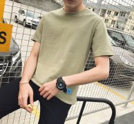让浅色T恤帮你打造清新鲜肉装