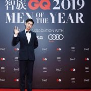穿衣指南40岁男士的时尚选择1. 商务西