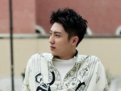 黄景瑜米兰时装周街拍曝光 白衣少年