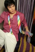 李承铉做春季服装模特 尽显成熟气质