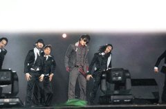 Rain6月香港秀个人品牌 担任设计师兼