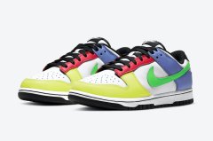 花哨的Nike Dunk Low WMNS Green Strike多色拼