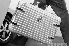 日默瓦 x Porsche 全新联名限定 Pepita 手提箱释出