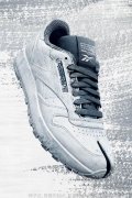 Maison Margiela和锐步Reebok联名Classic Leather Tabi鞋款即
